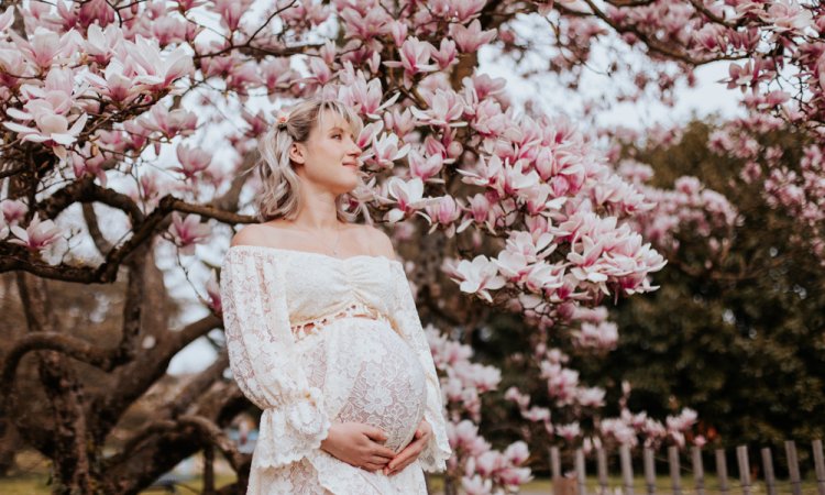Photographe pour shooting grossesse fleuri à Besançon