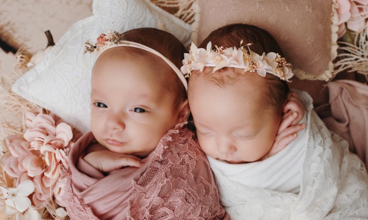 Photographe spécialisée en naissance – Shooting photo de jumelles en studio à Besançon