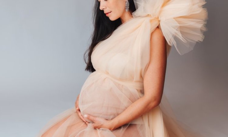 Photographe professionnelle séance photo femme enceinte en studio à Besançon