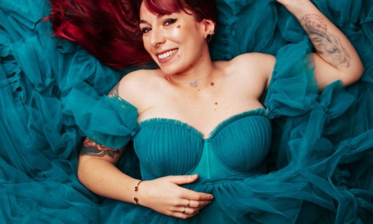 Photographe professionnelle shooting photo portrait femme glamour en studio à Besançon