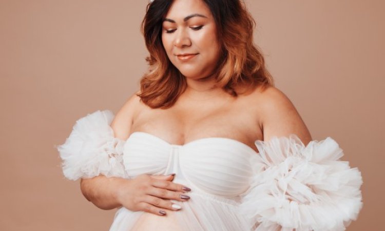 Photographe professionnelle shooting photo grossesse glamour en studio à Besançon