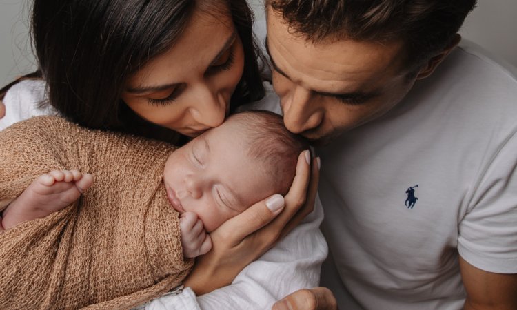Photographe séance photo naissance en famille à Besançon