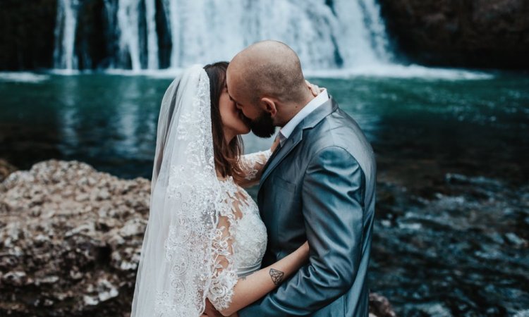 Photographe professionnelle shooting photo mariage en pleine nature en Franche-Comté