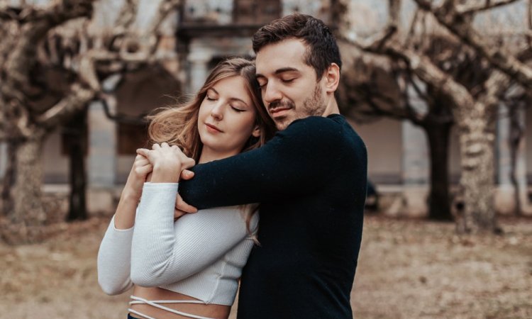 Photographe professionnelle séance photo couple à Besançon 