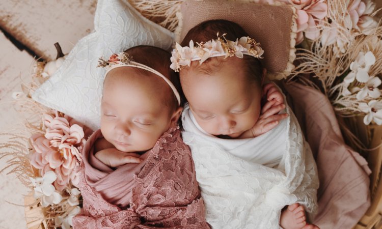 Photographe spécialisée en naissance – Shooting photo de jumelles en studio à Besançon
