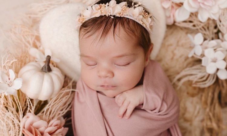 Photographe professionnelle pour shooting naissance fleuri en studio à Besançon