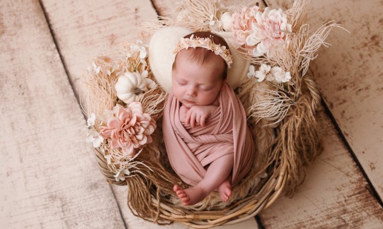 Photographe pour shooting photo naissance fille en studio à Besançon