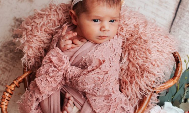 Photographe professionnelle spécialisée en shooting photo nouveau né fleuri à Besançon