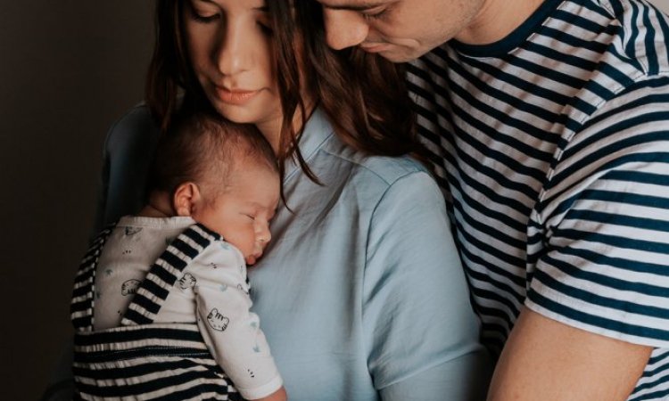 Photographe professionnelle séance photo naissance en famille à Besançon