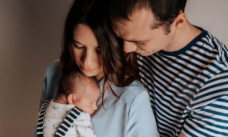 Photographe professionnelle séance photo naissance en famille à Besançon