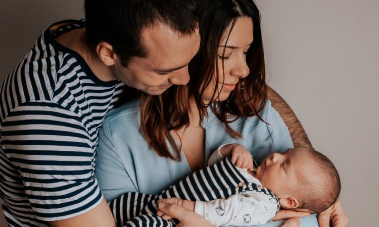 Photographe professionnelle séance photo naissance en famille à Besançon