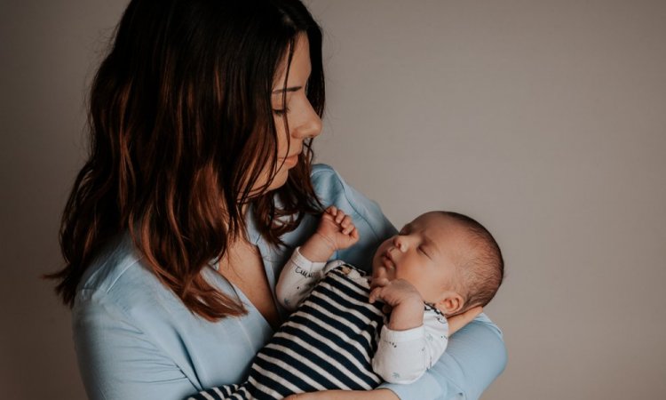 Photographe professionnelle séance photo naissance en famille à Besançon