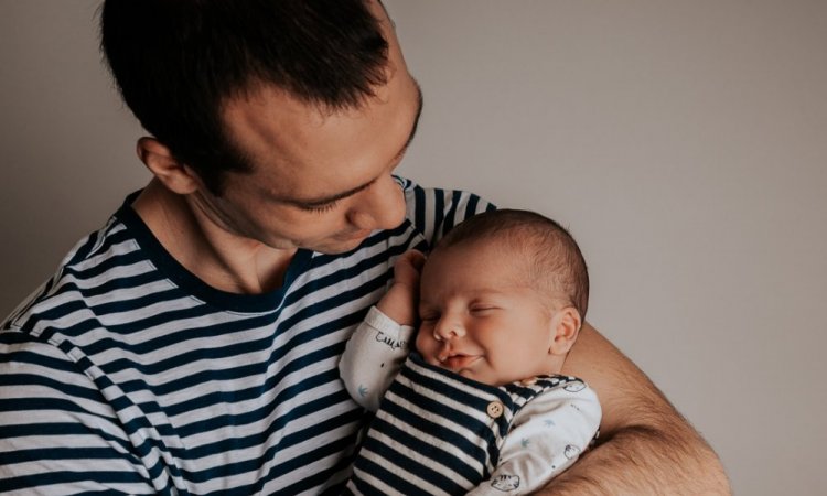 Photographe professionnelle séance photo naissance en famille à Besançon