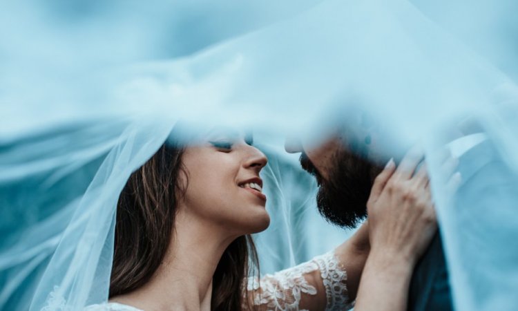 Photographe professionnelle shooting photo mariage en pleine nature en Franche-Comté