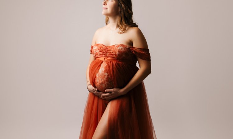 Photographe professionnelle séance photo grossesse maman seule en studio à Besançon