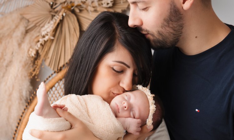 Photographe spécialisé en séance photo nouveau-né en famille à Besançon