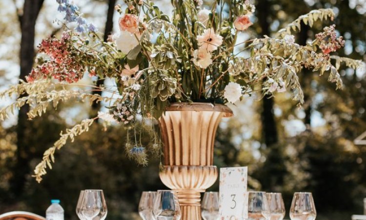 Photographe professionnelle mariage romantique en extérieur à Besançon