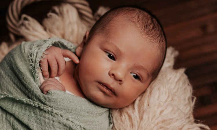 Photographe professionnelle séance photo naissance en famille à Besançon