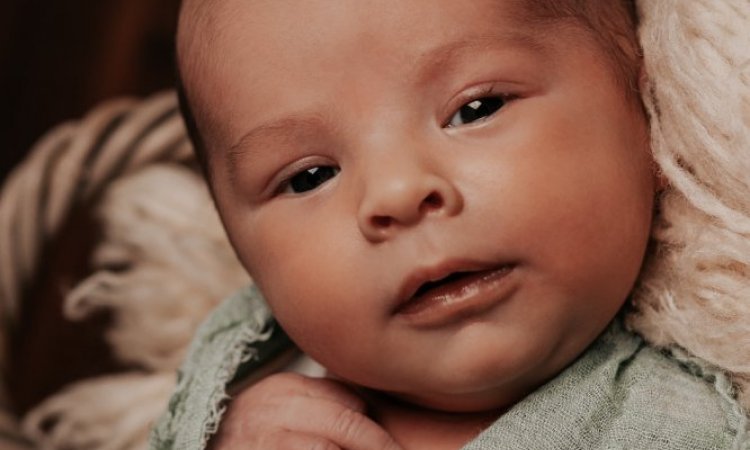 Photographe professionnelle séance photo naissance en famille à Besançon