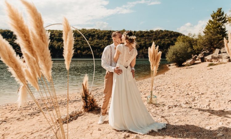 Photographe professionnelle mariage en elopement en pleine nature à Vouglans Jura