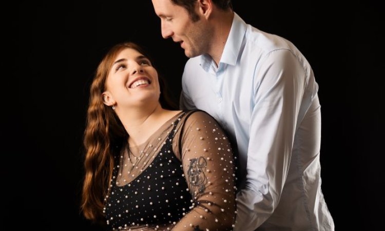 Photographe professionnelle shooting grossesse en couple en studio à Besançon