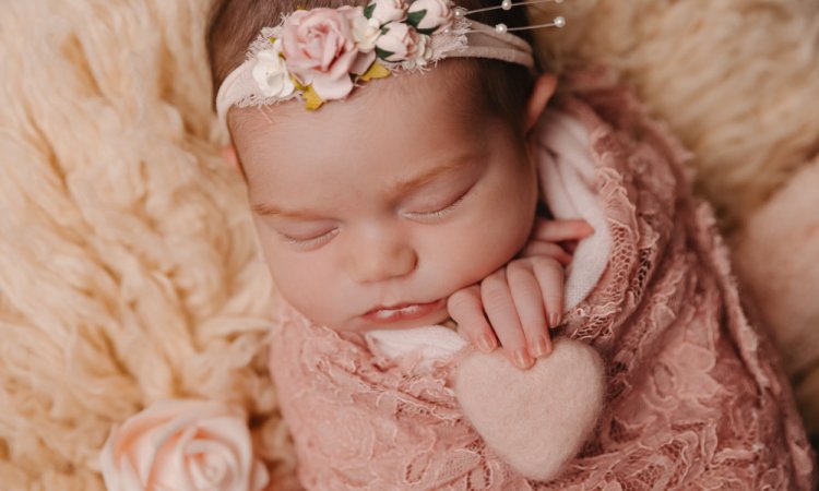 Photographe professionnelle shooting naissance fille en studio à Besançon