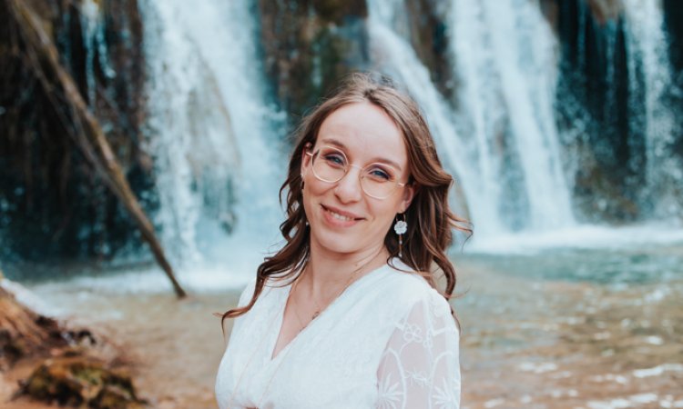 Photographe pour Shooting Grossesse en Extérieur – Cascade des Tufs à Arbois