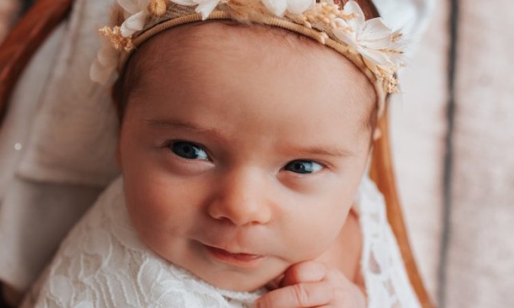 Shooting photo nouveau né avec enmmaillotage et photos de famille en studio à Besançon
