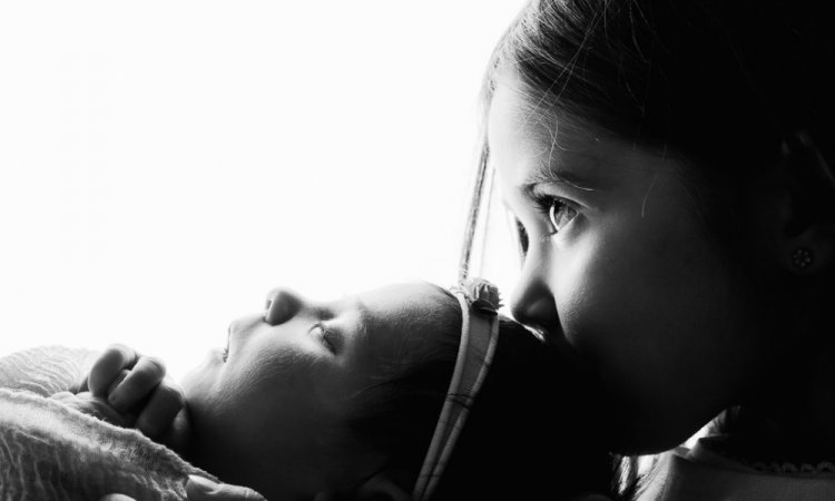 Photographe professionnelle séance photo naissance en famille à Besançon