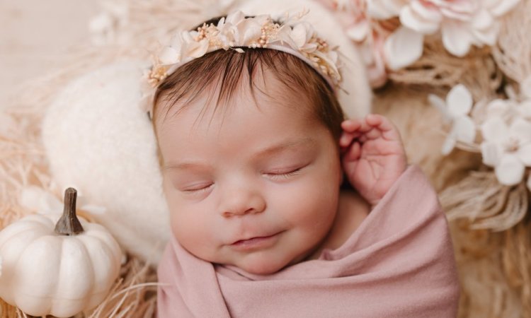 Photographe professionnelle pour shooting naissance fleuri en studio à Besançon