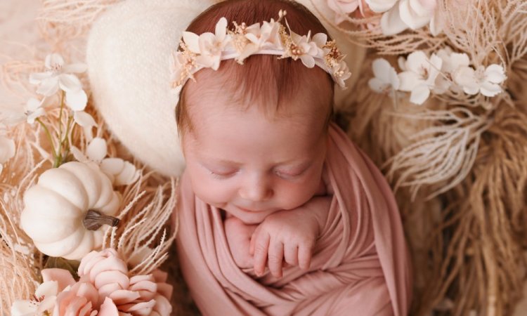 Photographe professionnelle shooting naissance avec emmaillotage à Besançon