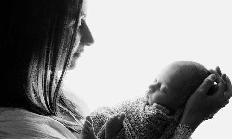 Photographe séance photo naissance en famille à Besançon