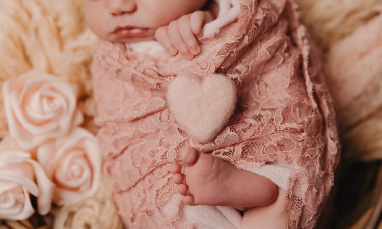 Photographe professionnelle shooting naissance fille en studio à Besançon