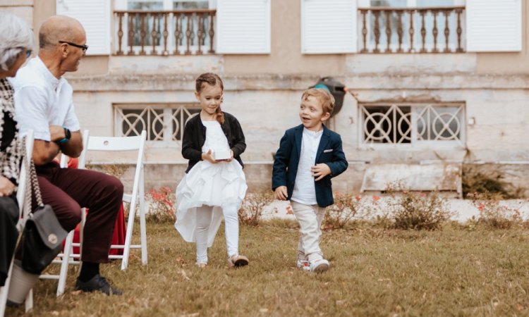 Photographe professionnelle de mariage avec cérémonie laïque à Besançon