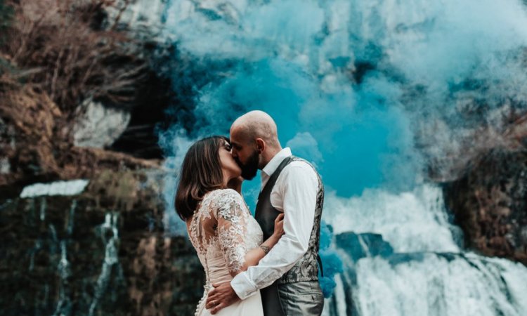 Photographe professionnelle shooting photo mariage en pleine nature en Franche-Comté