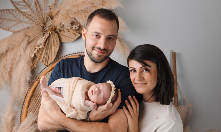 Photographe spécialisé en séance photo nouveau-né en famille à Besançon
