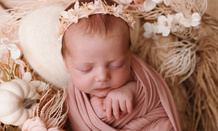 Photographe professionnelle shooting naissance avec emmaillotage à Besançon