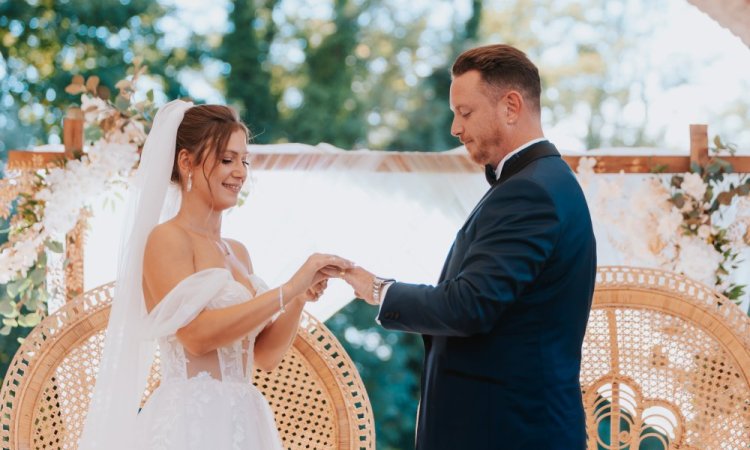 Photographe professionnelle de mariage aux Forges de Fraisans à Fraisans
