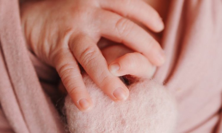 Shooting photo de nouveau-né emmailloté à Besançon