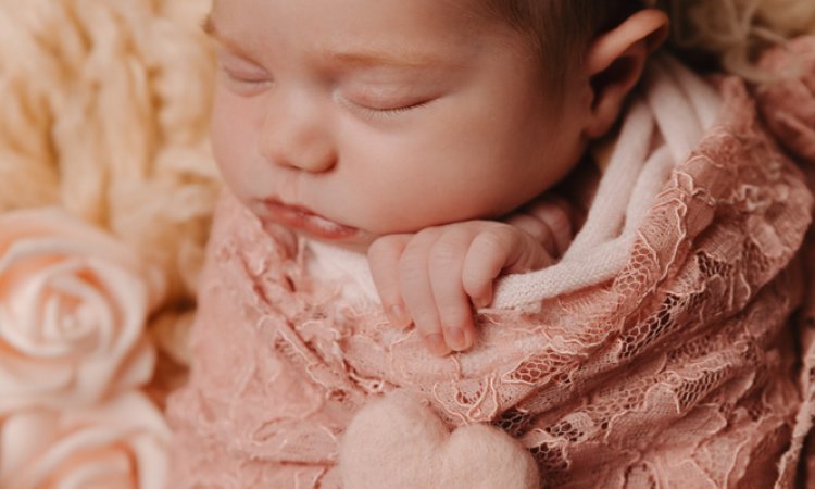 Photographe professionnelle shooting naissance fille en studio à Besançon