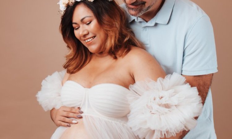 Photographe professionnelle shooting photo grossesse glamour en studio à Besançon