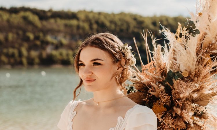 Photographe professionnelle mariage en elopement en pleine nature à Vouglans Jura