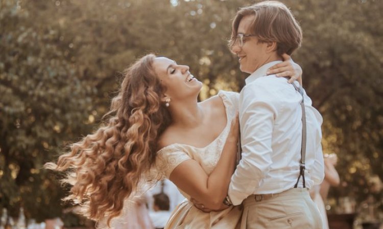 Photographe professionnelle mariage romantique en extérieur à Besançon