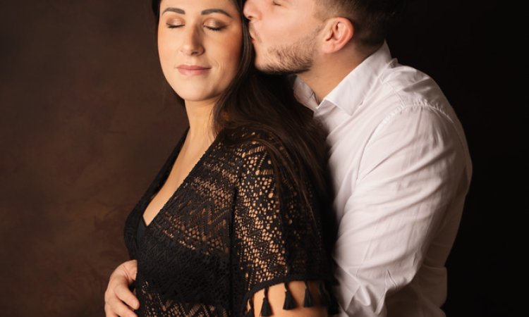 Séance photo grossesse en couple en studio à Besançon