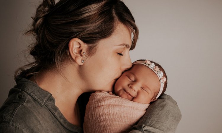 Photographe professionnelle shooting photo naissance en famille à Besançon