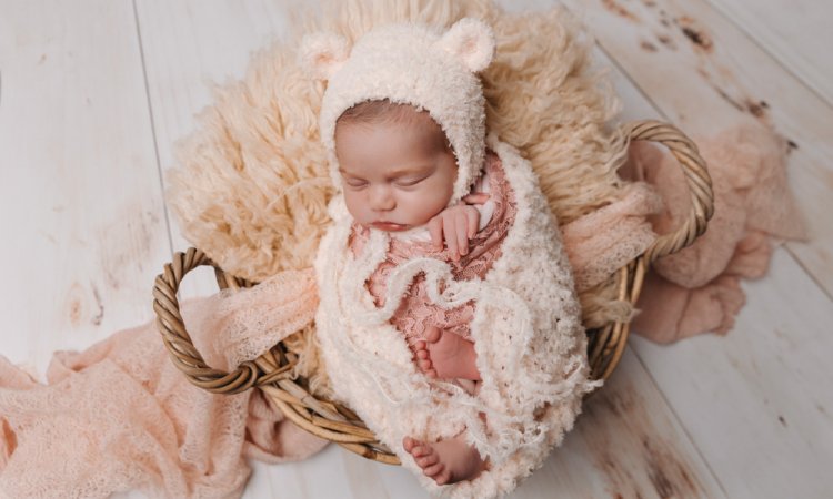 Photographe professionnelle shooting naissance fille en studio à Besançon