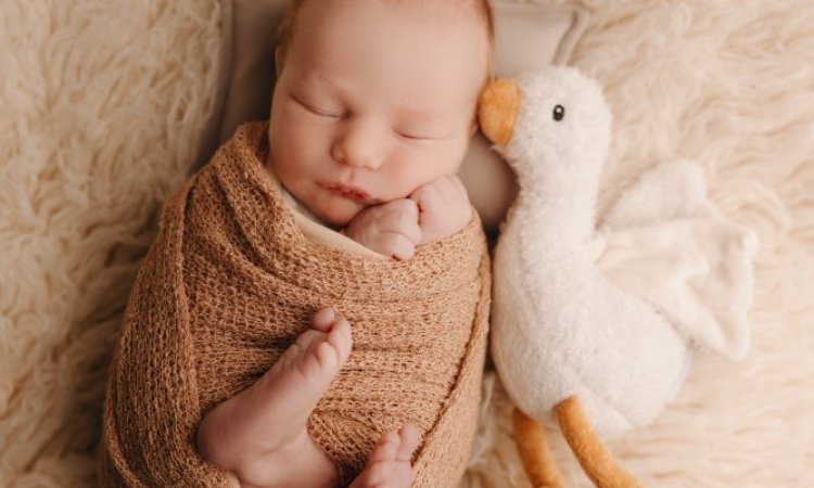 Shooting photo bébé garçon en studio à Besançon