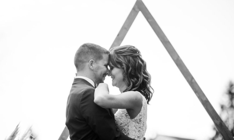 Photographe professionnelle de mariage avec cérémonie laïque à Besançon