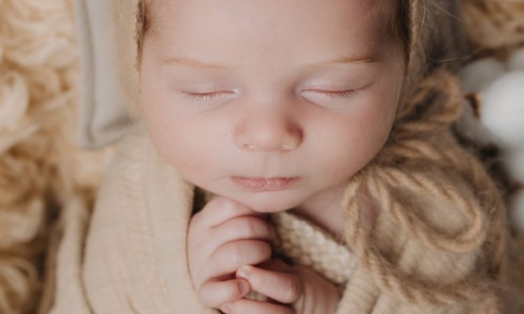 Photographe professionnelle shooting photo bébé en studio à Besançon