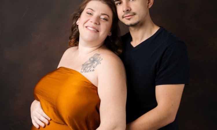 Photographe professionnelle shooting photo grossesse en couple en studio à Besançon
